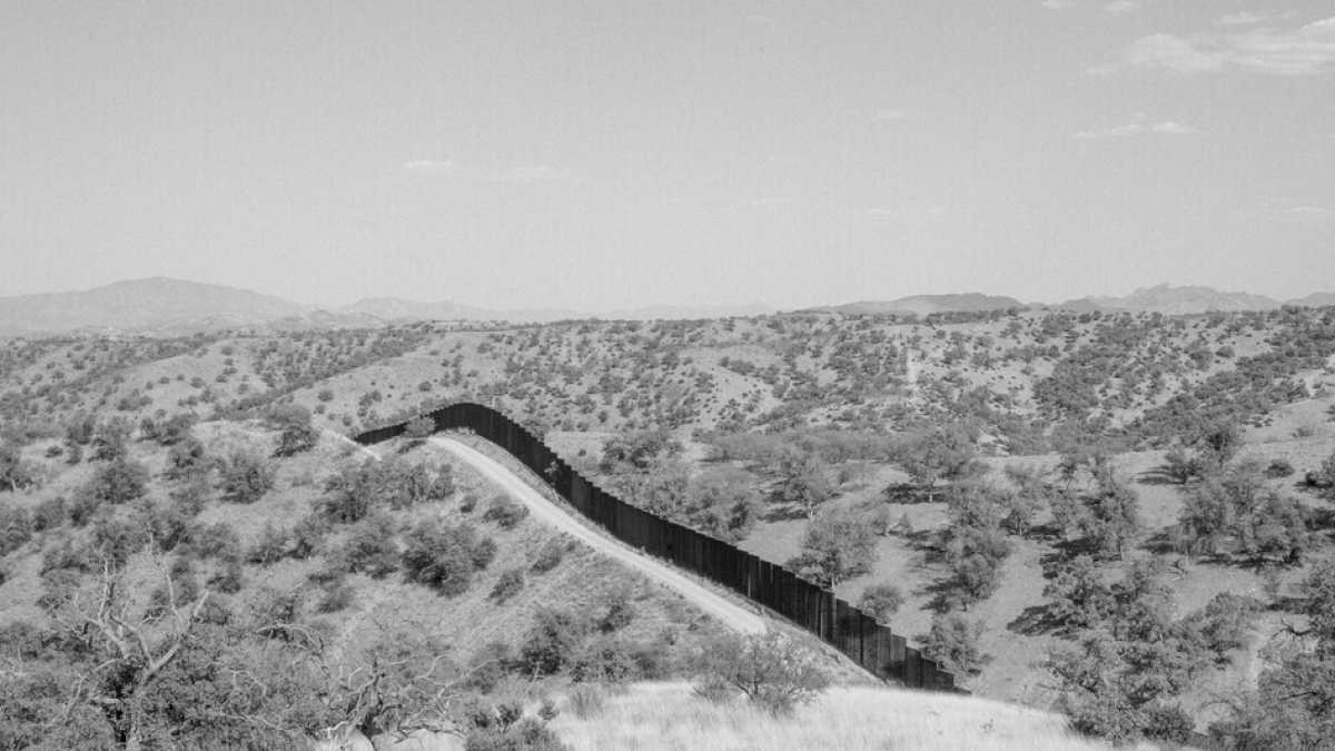 Immagine di La morte corre lungo il muro del Messico