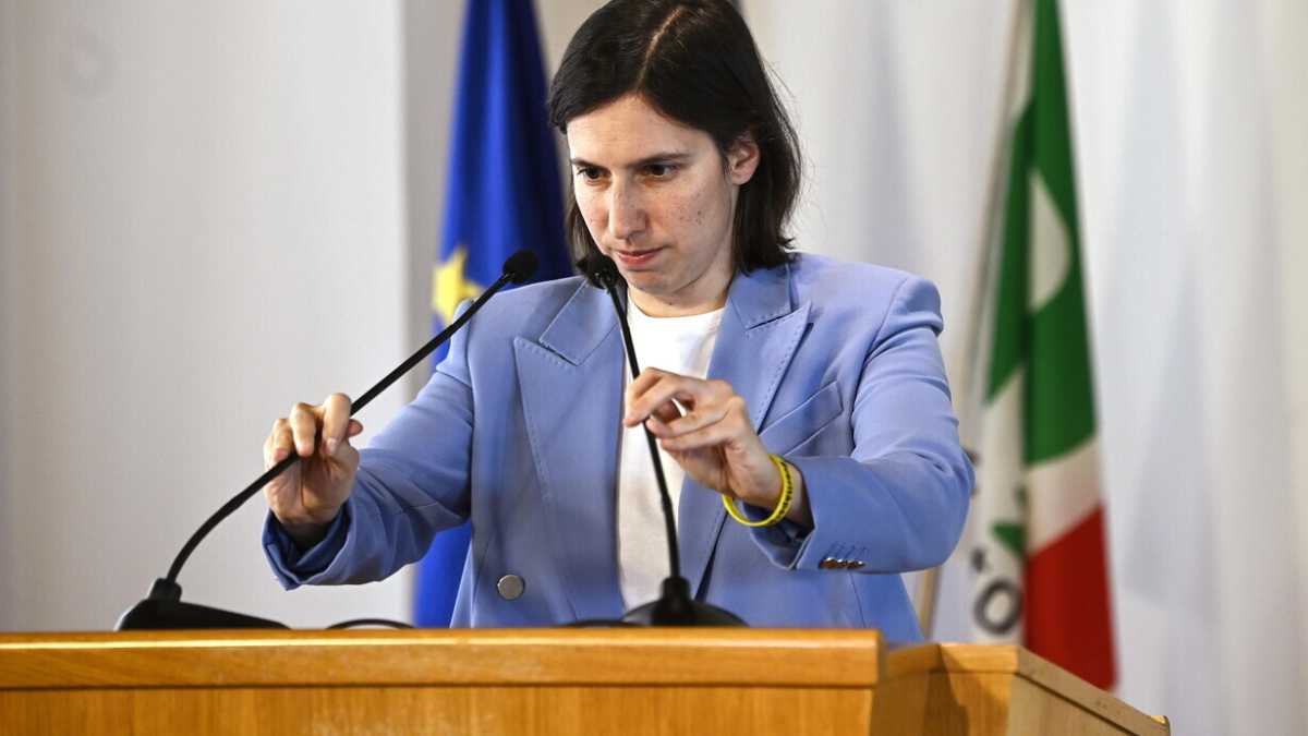 Immagine di Schlein mette il Pd fuori dalla storia sul riarmo, convinta di prendersi la piazza del 15 (contro Conte)