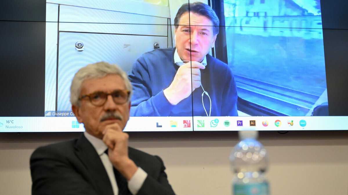 Immagine di Ostello Conte-D'Alema. Pomeriggio da ketamina. Cina, armi, contestazioni. Da leccarsi il baffo