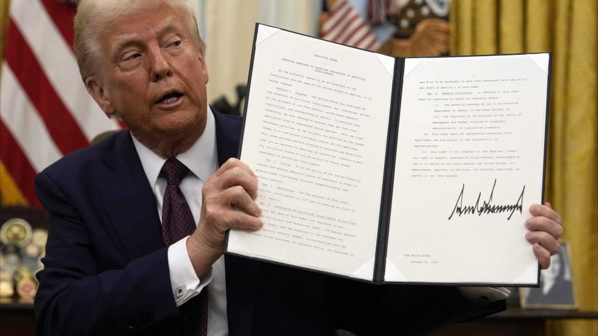 Immagine di Trump minaccia di colpire "presto" l'Ue con i dazi. Oggi parlerà con Canada e Messico