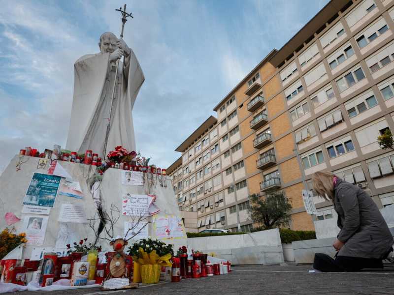 "Notte tranquilla per Francesco". Sciolta la prognosi per il Papa ma resta la prudenza