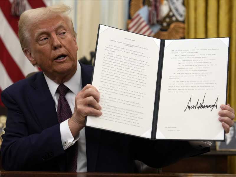 Trump minaccia di colpire "presto" l'Ue con i dazi. Oggi parlerà con Canada e Messico