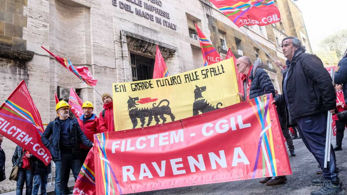 Immagine di Eni Versalis, il Pd e Avs stanno con i lavoratori. Ma solo quelli della Cgil