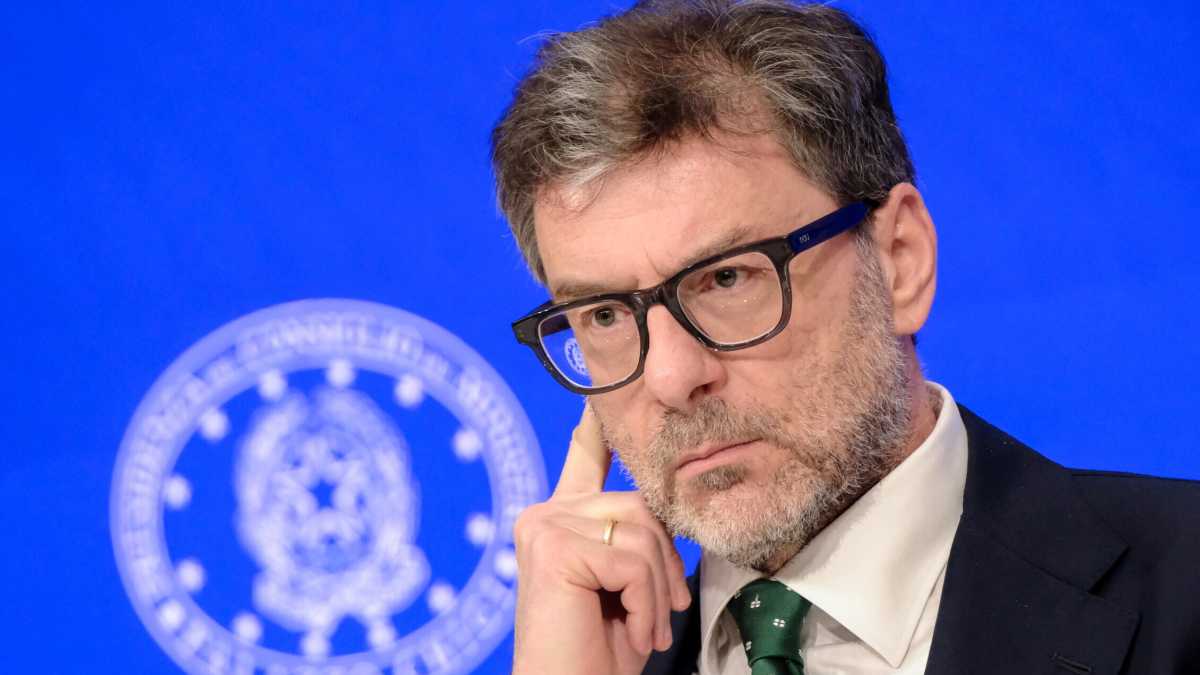 Immagine di Giorgetti da Ventotene. Il suo piano sulla Difesa piace alla Francia. Silente la Germania