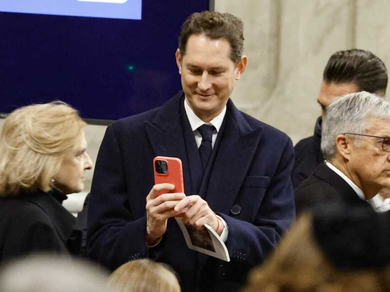 "Tienimi da conto Elkann". Le cortesi telefonate di Stellantis a FdI in vista dell'audizione del presidente