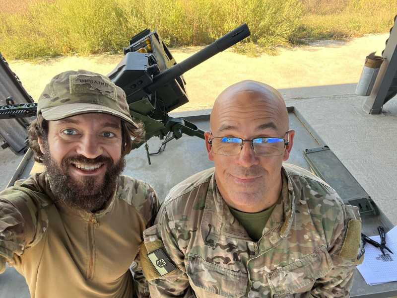 Il comandante ucraino Andriy Pysarenko e Nate Vance (foto di Andriy Pysarenko) <br />