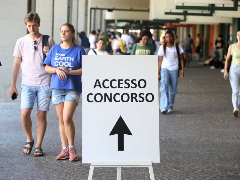 Bologna, studenti escono dalla sede del Concorso per l&rsquo; ammissione alla Facolt&agrave; di Medicina e Chirurgia (Alessandro Ruggeri/ LaPresse)&nbsp;<br />