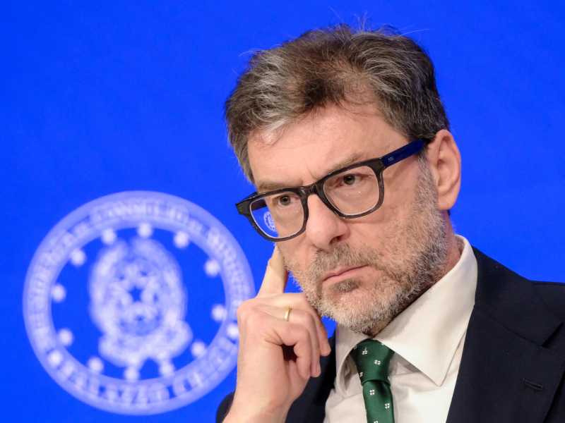 Giorgetti da Ventotene. Il suo piano sulla Difesa piace alla Francia. Silente la Germania