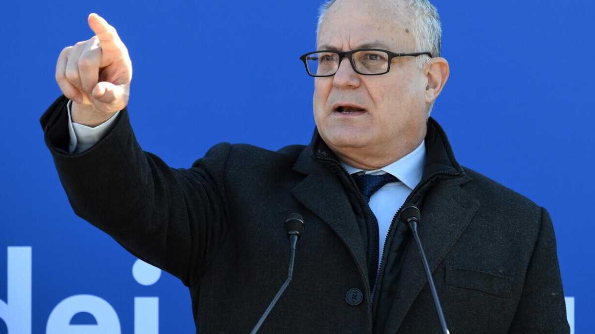 Immagine di Il Pd in Piazza del Popolo: spaccato dopo Strasburgo con Gualtieri organizzatore