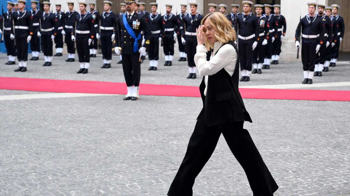Immagine di Meloni e la guerra delle risoluzioni. In Europa difende Trump, a Roma combatte con Salvini