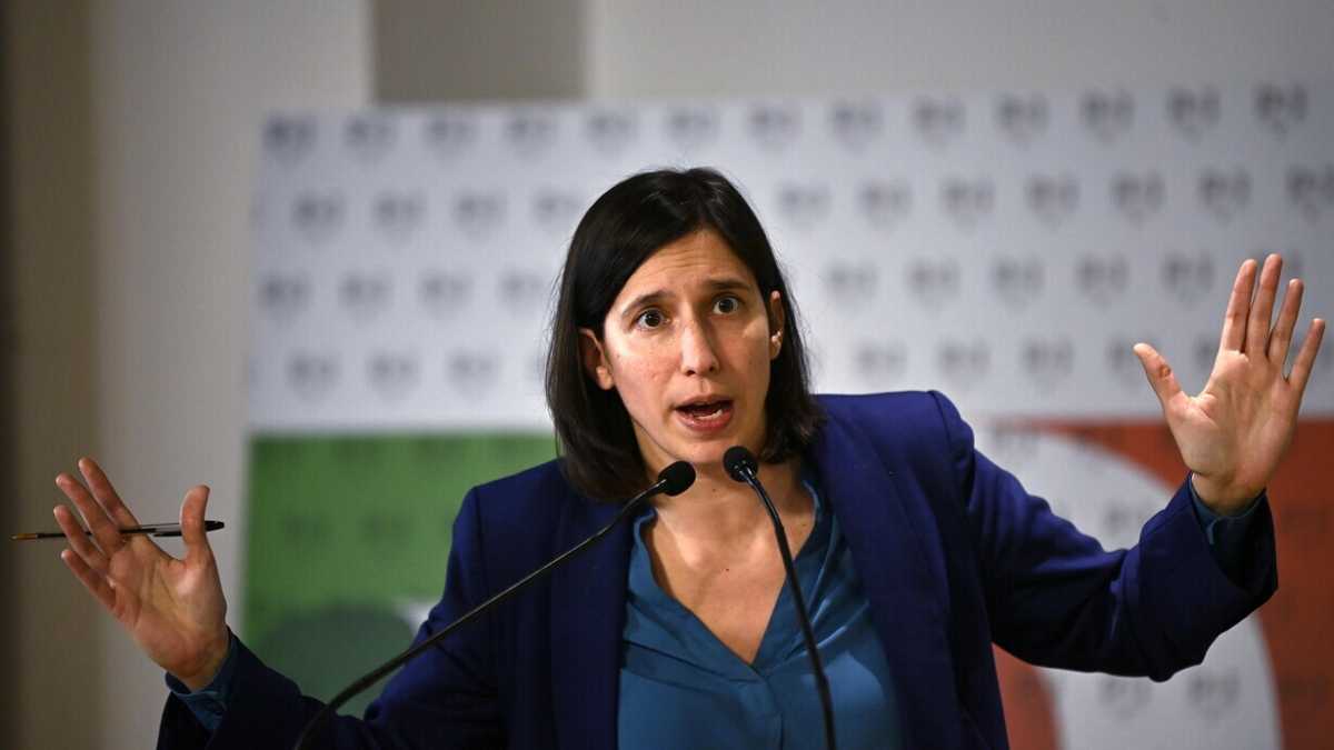Immagine di Elly a pezzi. Spacca il Pd sul riarmo, minaccia di azzerare la segreteria. Dice: "Non passerà impunito"