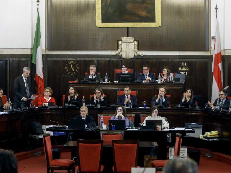 L'assessore alla casa Guido Bardelli spiega i motivi delle dimissioni durante il consiglio comunale a Milano (foto ANSA)