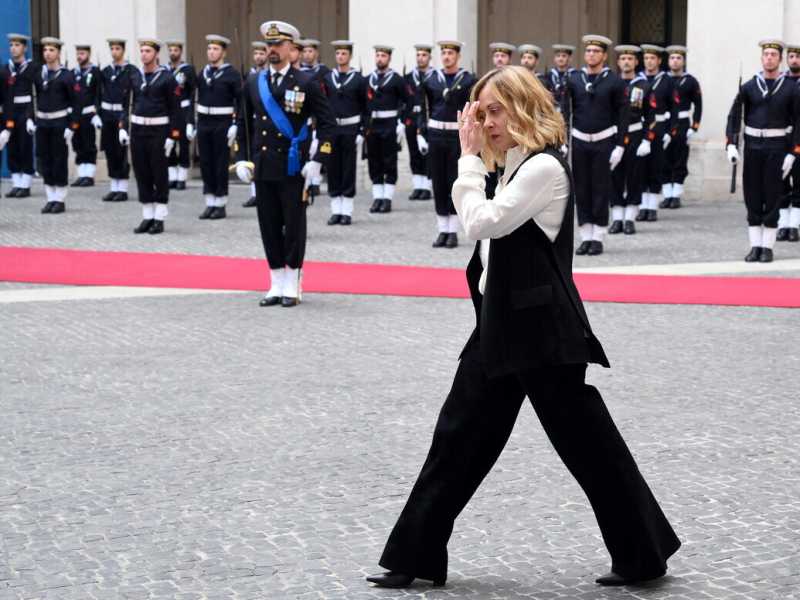 Meloni e la guerra delle risoluzioni. In Europa difende Trump, a Roma combatte con Salvini