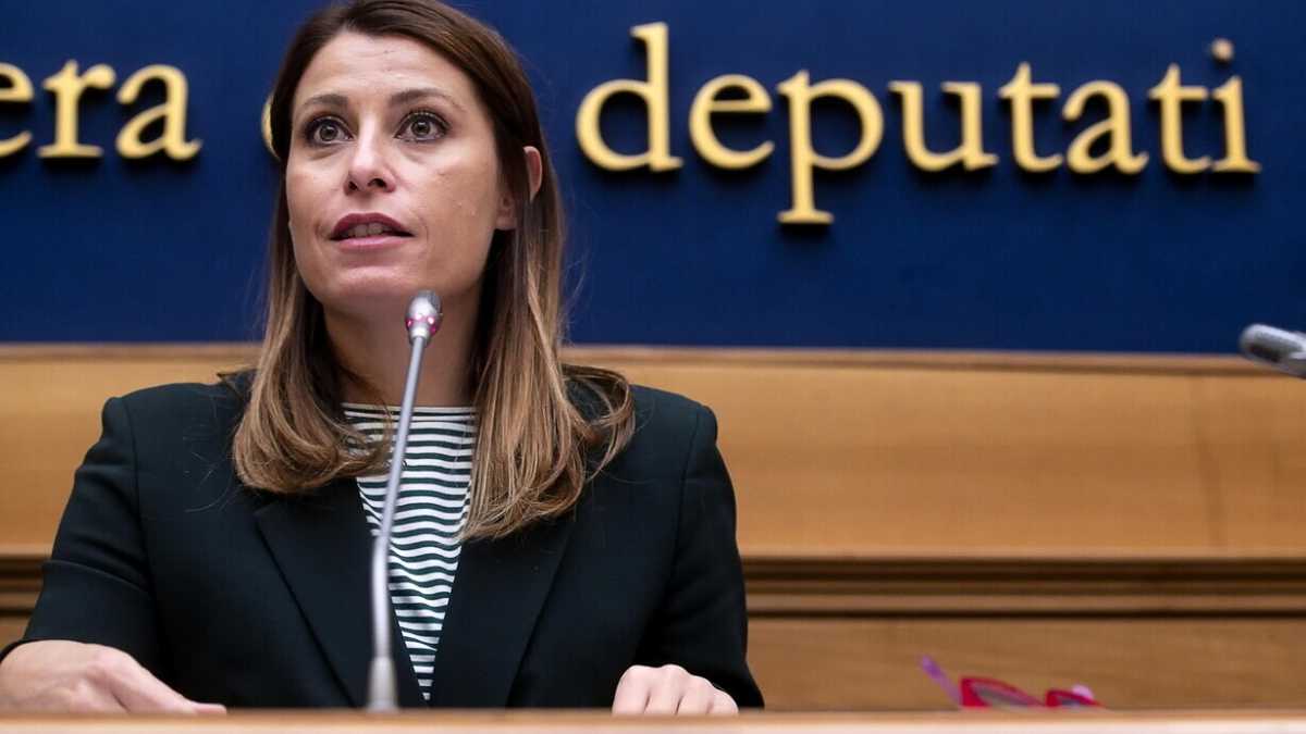 Immagine di Dal frigo di Raggi all’auto di Piccolotti, fenomenologia del complotto a emissioni zero