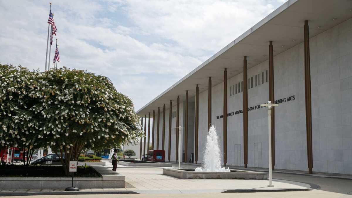 Immagine di Trump si mette a capo del Kennedy Center, il più importante centro culturale della nazione