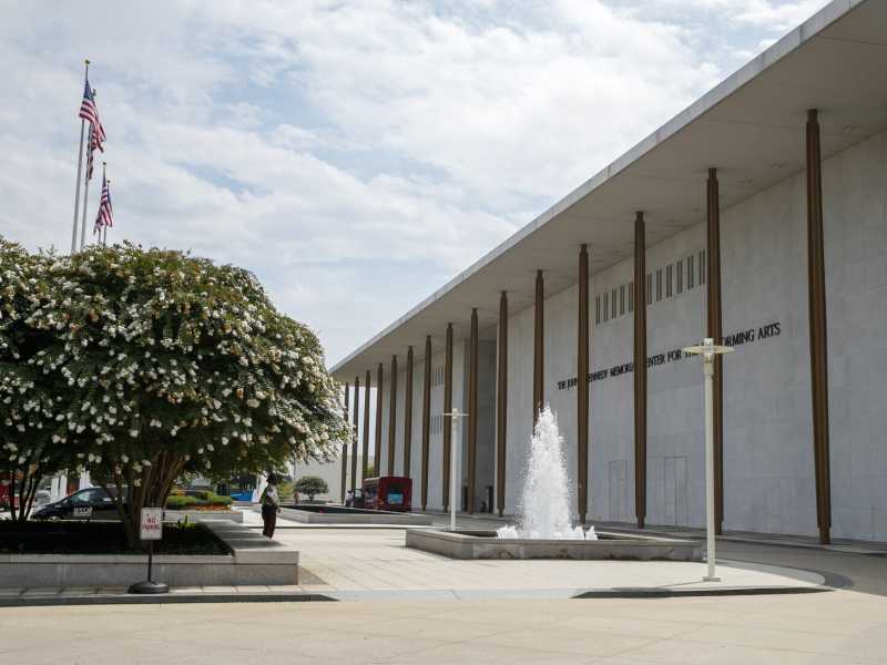 Trump si mette a capo del Kennedy Center, il più importante centro culturale della nazione