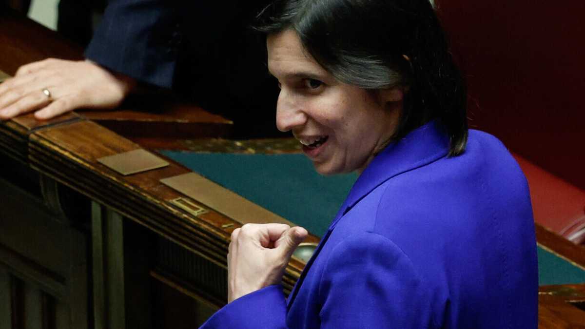 Immagine di Schlein, indietro tutta, costretta a indietreggiare sul Congresso, incalzata da Gentiloni. Il gelo con il Quirinale
