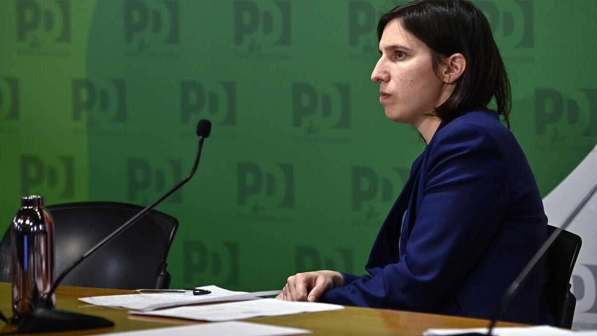 Immagine di Due anni di Schlein spiegati con la folle posizione del Pd su una grande riforma chiamata Jobs Act