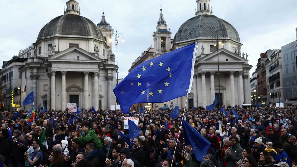 Immagine di Un enorme interrogativo blu sulla "piazza per l'Europa"