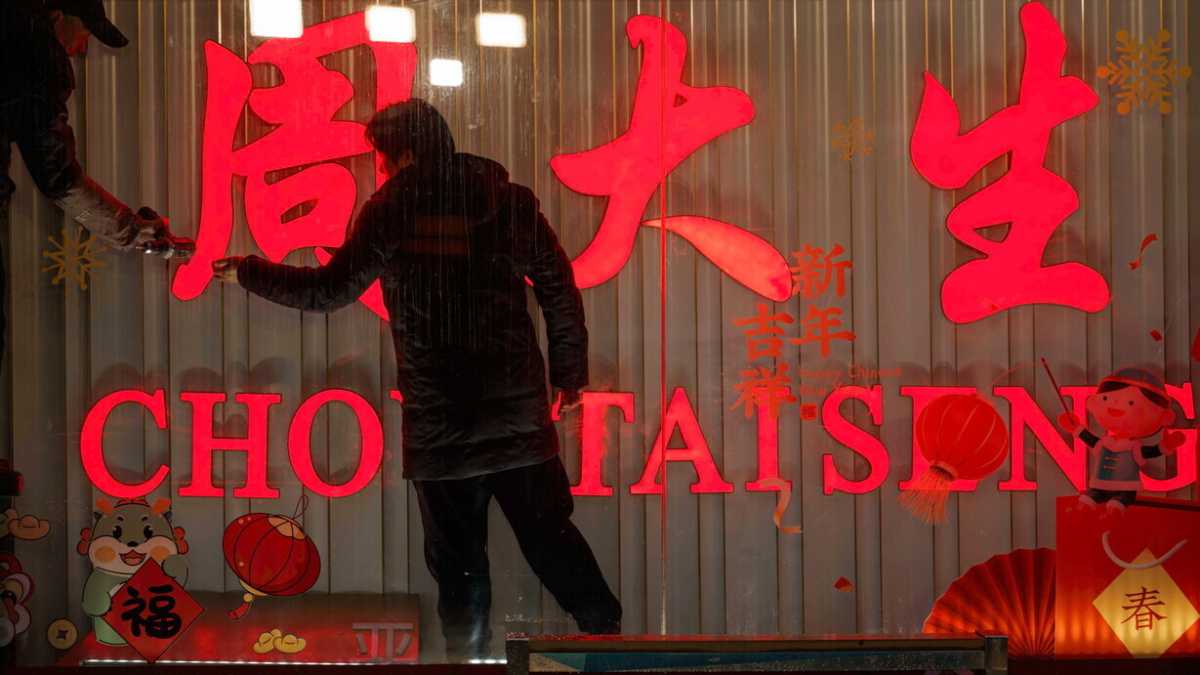 Immagine di Passeggiata a Canton, dove i negozi tradizionali spiegano un pezzo dello sviluppo cinese