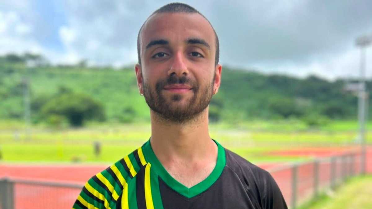 Immagine di Fare il calciatore in paradiso. Il viaggio calcistico di Rosario Maria Russo è arrivato a Vaunatu