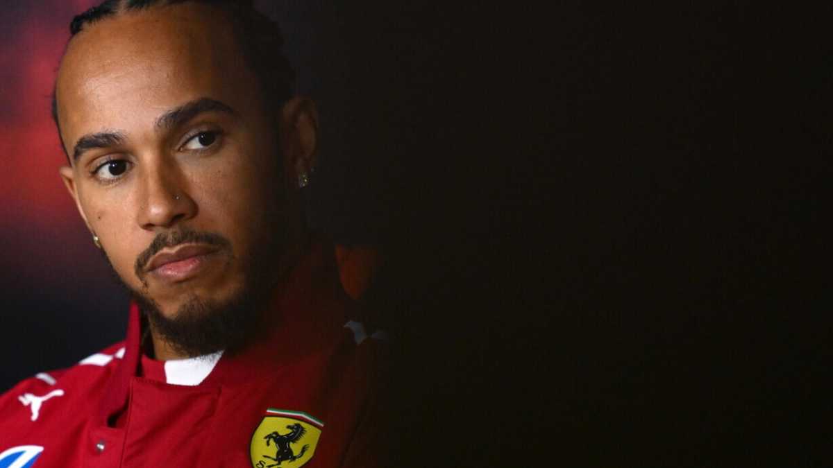 Immagine di Lewis Hamilton innamorato rosso