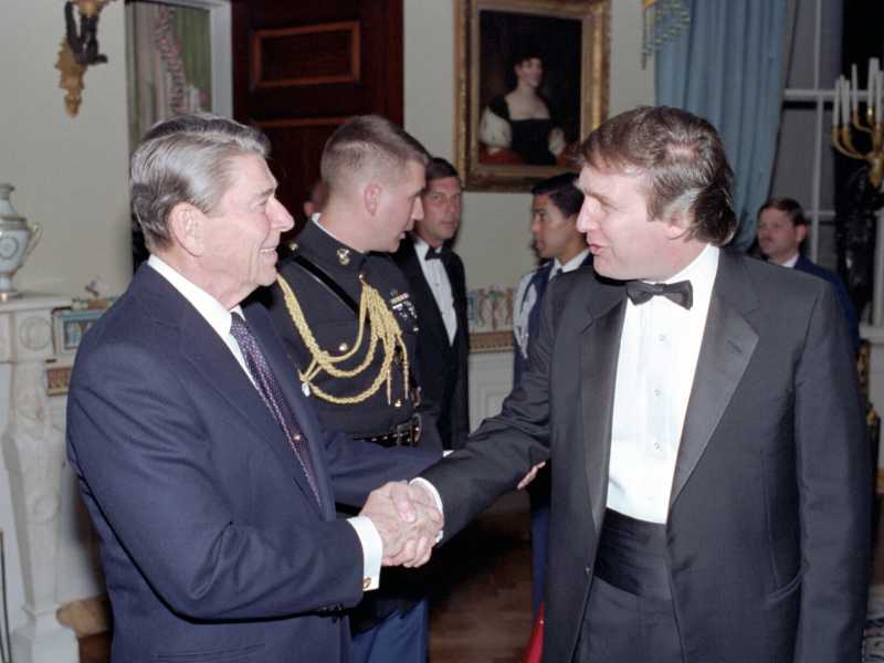 Il presidente Ronald Reagan stringe la mano a Donald Trump nel 1987 (foto Getty)