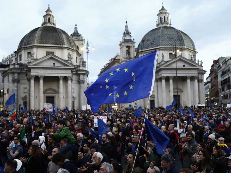 Un enorme interrogativo blu sulla "piazza per l'Europa"