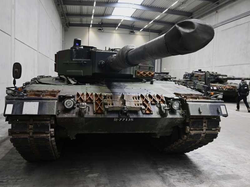 Carro armato Leopard 2 nella fabbrica Rheinmetall a Unterluess, Germania (Fabian Bimmer - Pool/Getty Images) <br />