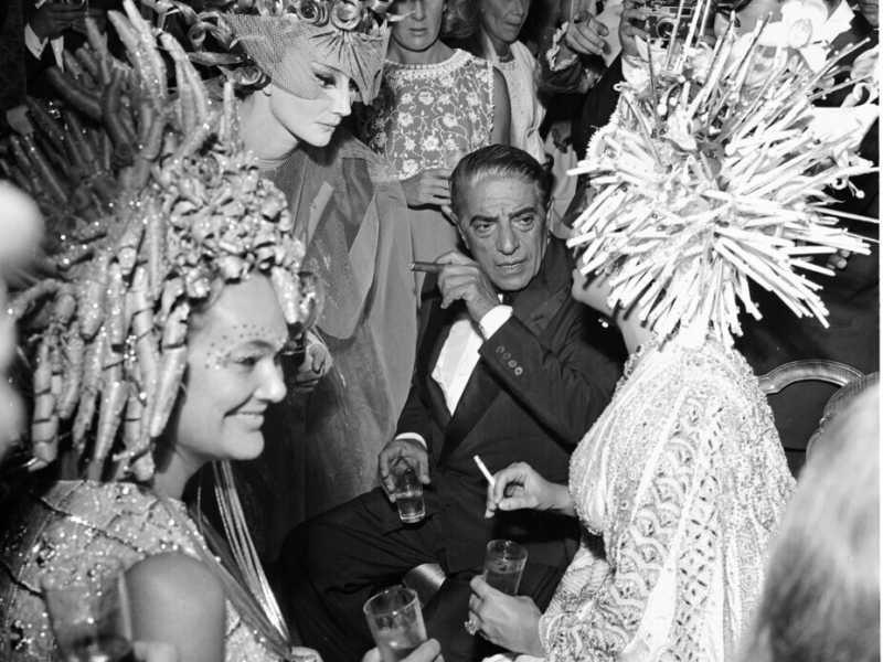 Aristotele Onassis a una festa di Carnevale nel ’67 (foto Olycom) <br />