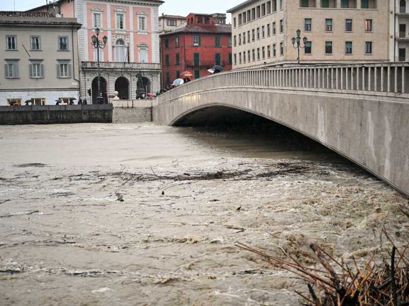 La piena dell'Arno a Pisa (foto Ansa)