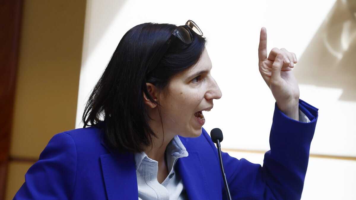 Immagine di La falce di Schlein: forza sulla risoluzione e congresso. Ha un patto con Bonaccini. La sfida ora è con Decaro