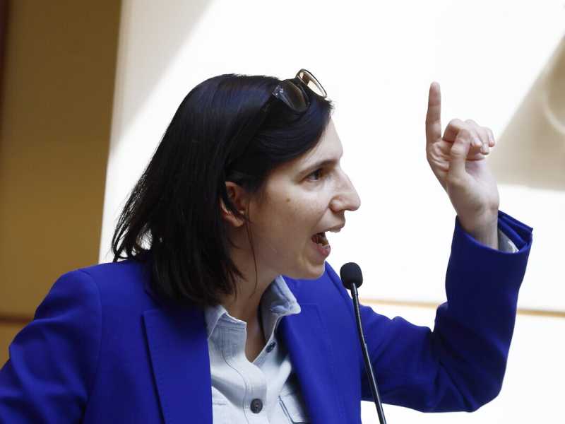 La falce di Schlein: forza sulla risoluzione e congresso. Ha un patto con Bonaccini. La sfida ora è con Decaro