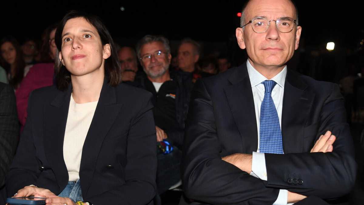 Immagine di Letta contestato per il sì al riarmo. Ma Schlein è più vicina ai collettivi che al suo predecessore