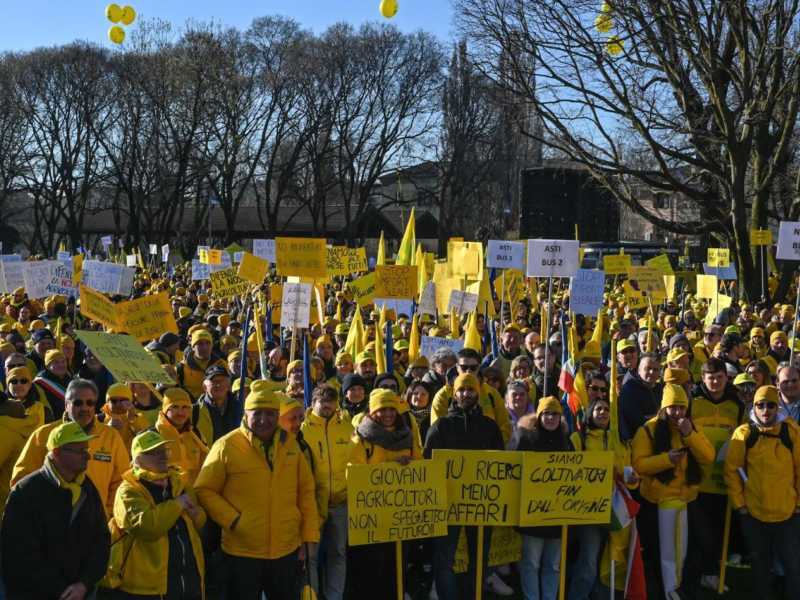 A Parma il corteo organizzato da Coldiretti, diretto alla sede di Efsa, l'Autorit&agrave; europea per la sicurezza alimentare (Ansa)&nbsp;<br />