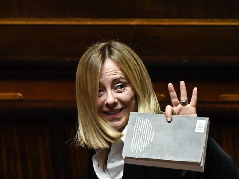 I toni bassi di Meloni con i due Mattei (Renzi e Salvini)