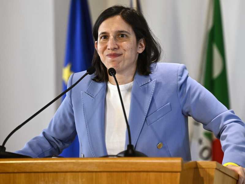 Schlein impone la sua linea alla risoluzione sul Rearm Eu. “Un piano fatto male”, dice Boccia