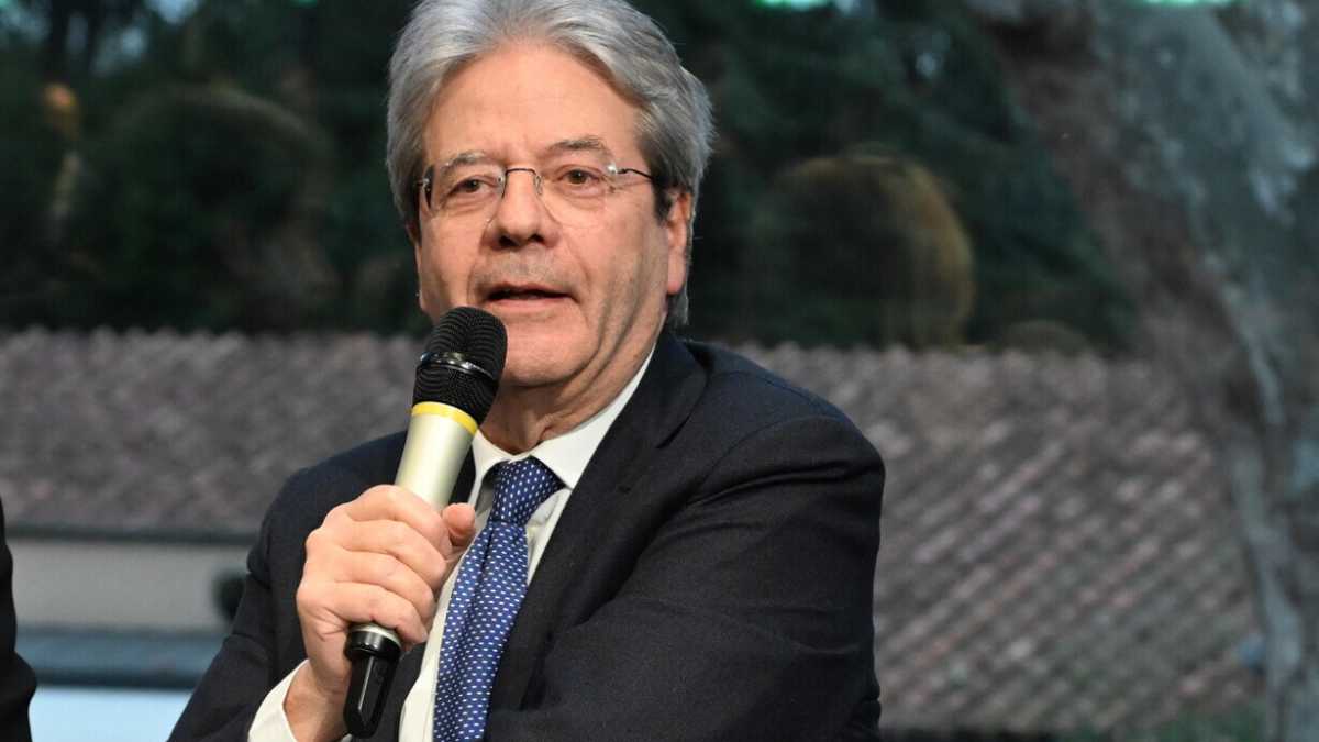 Immagine di A Bari Gentiloni marca la distanza da Schlein: “Ora passi in avanti verso la Difesa europea”