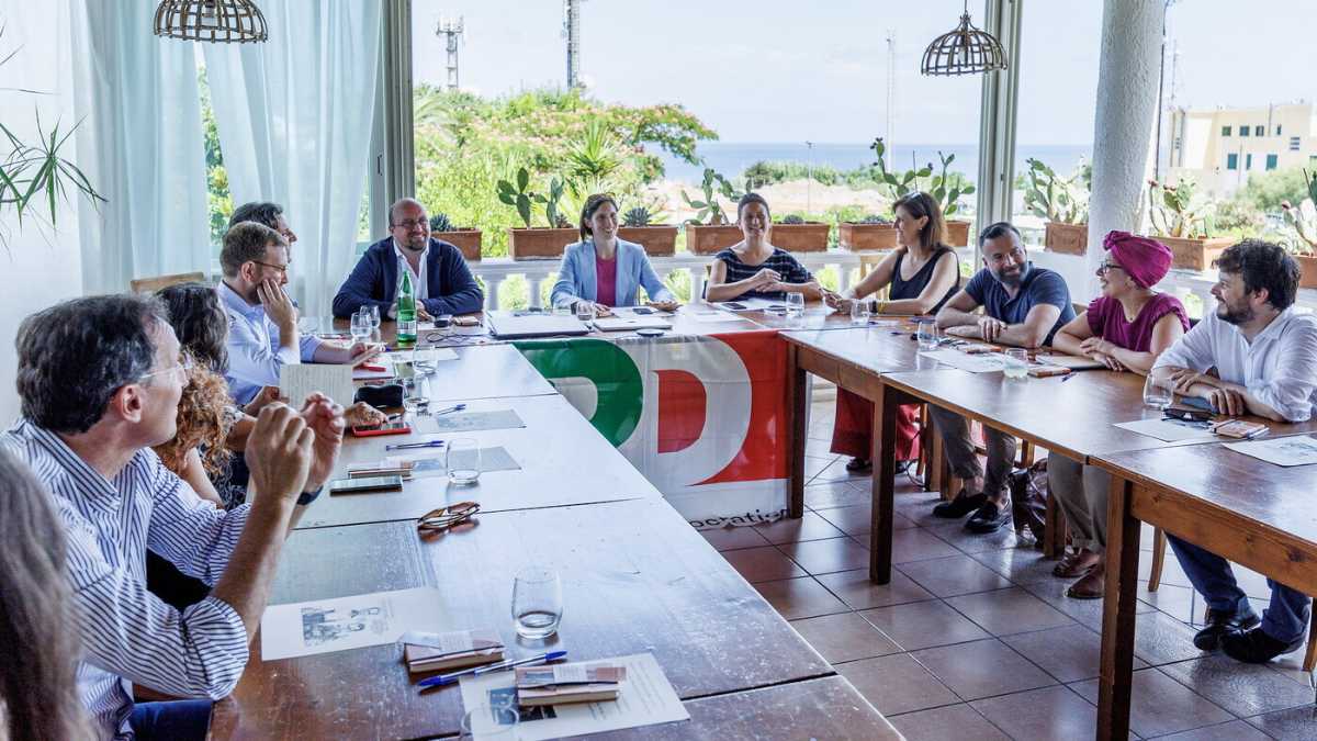 Immagine di “Sabato tutti a Ventotene”. Il Pd lancia una mobilitazione e si prepara a sbarcare sull’isola