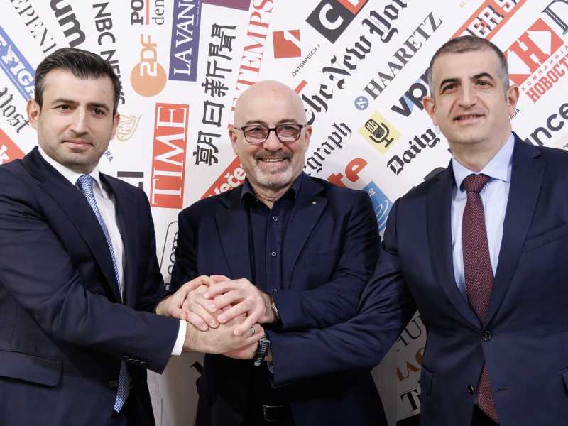 L&rsquo;ad di Leonardo Roberto Cingolani (al centro), il presidente di Baykar Sel&ccedil;uk Bayraktar (sx) e l&rsquo;ad di Baykar Haluk Bayraktar (foto LaPresse)