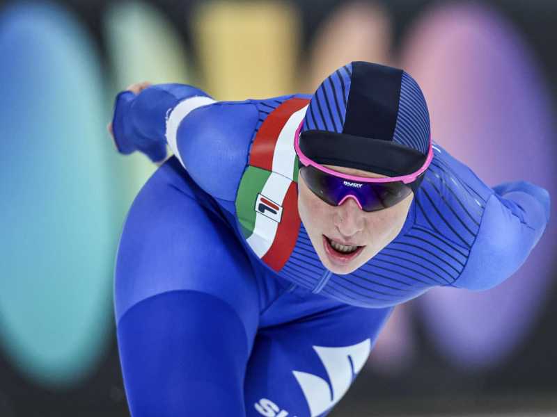 Francesca Lollobrigida durante la prova dei 5.000 metri ai Mondiali di pattinaggio di velocit&agrave; a Vikingskipet, Norvegia (foto Ap, via LaPresse)<br />
