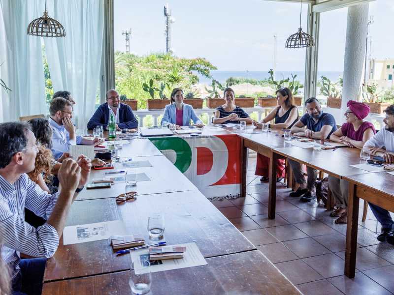 Un'immagine della riunione della segreteria nazionale del Partito Democratico a Ventotene nel 2023 (foto LaPresse)<br />&nbsp;<br />