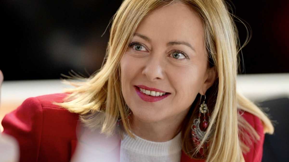 Immagine di Meloni è in equilibrio tra Ue e Usa. Sposta la data del Cdm e prepara il vertice da Macron