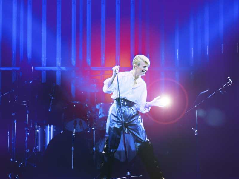 David Bowie sul palco alla Deutschlandhalle di Berlino (foto Getty)