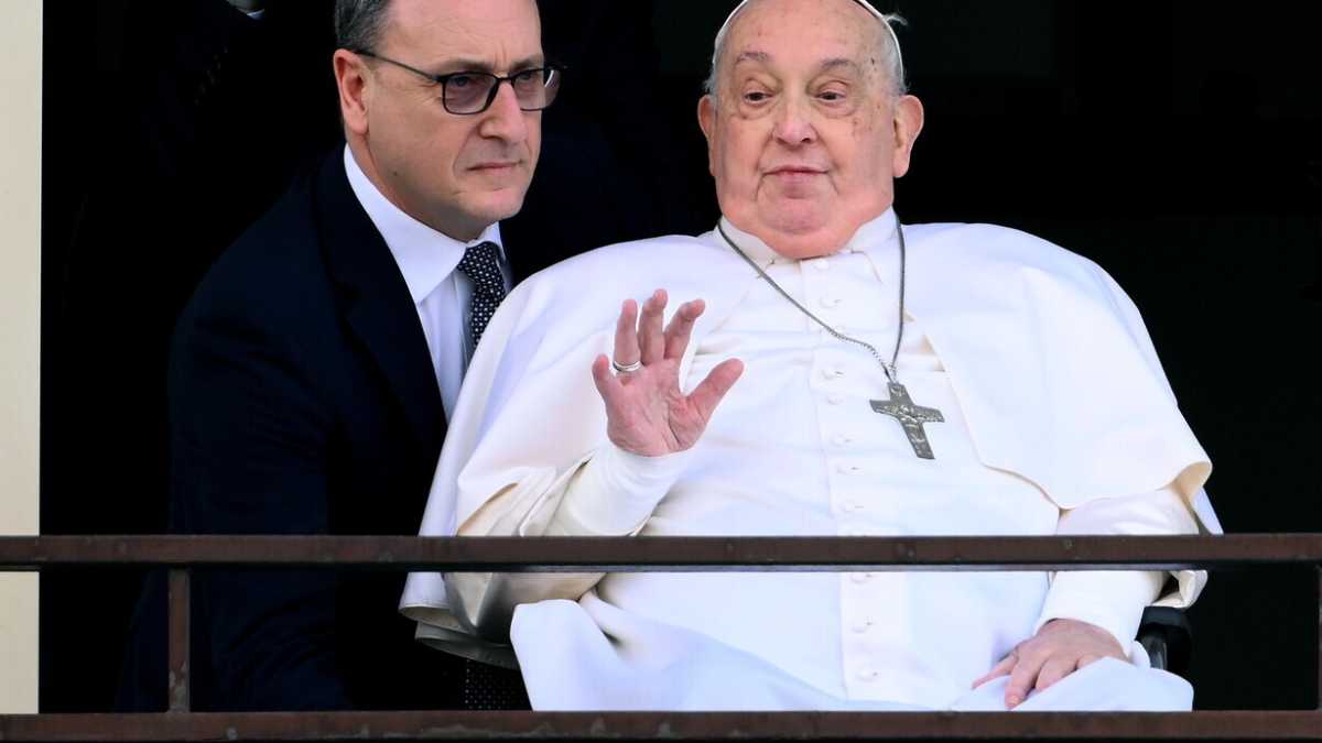 Immagine di Papa Francesco ha lasciato il Gemelli. Il saluto ai fedeli e il rientro in Vaticano