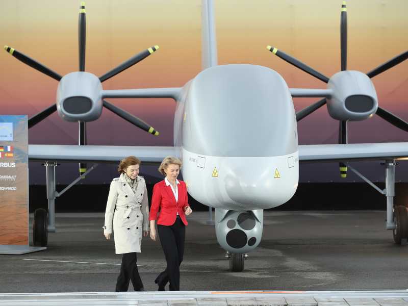Ursula von der Leyen, allora ministro della Difesa tedesco, con il suo omologo francese Florence Parly nel 2018, davanti all&rsquo;Eurodrone (Getty)&nbsp;<br />