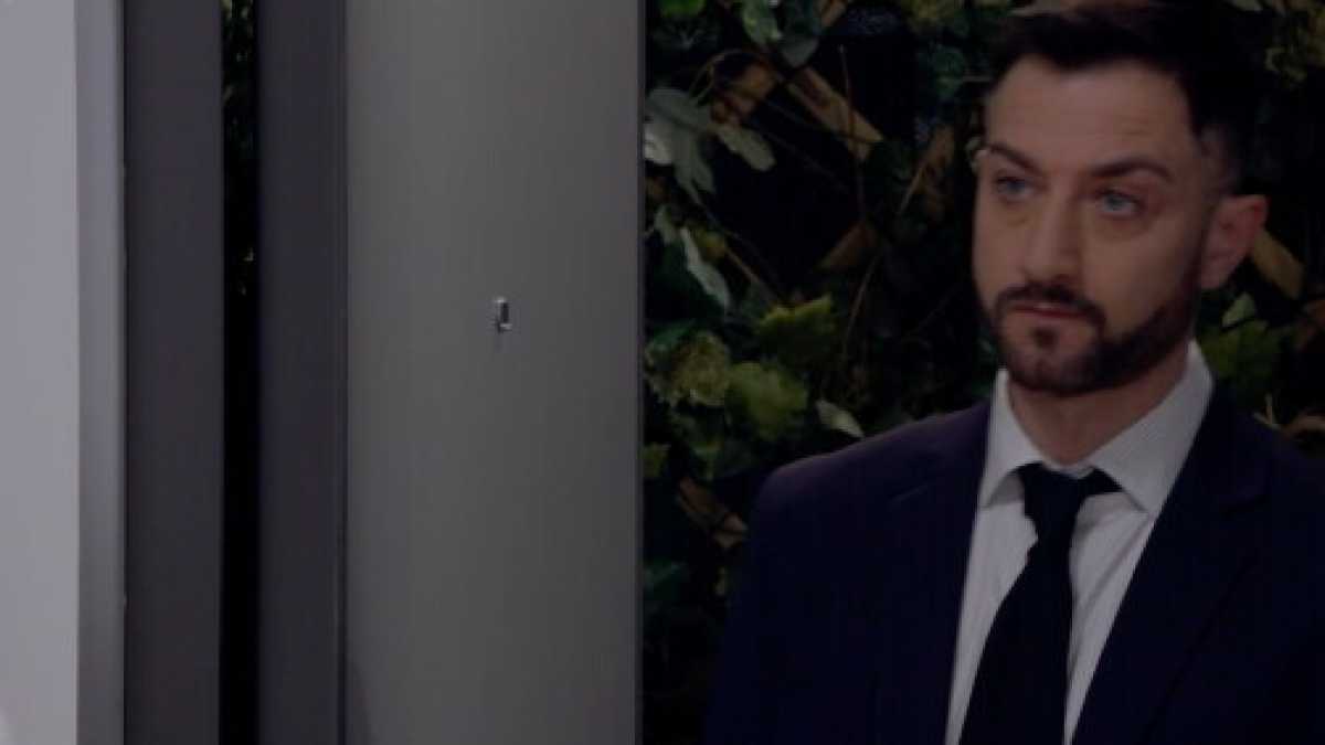 Immagine di Un posto al sole: il malore dell'anziano Gagliotti e il passo indietro di Mariella