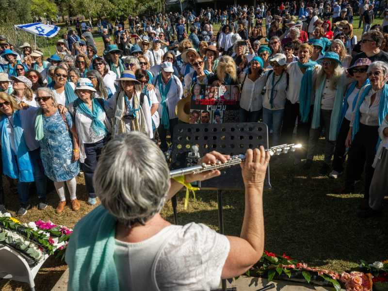 Il funerale di Vivian Silver, attivista per la pace e membro del movimento “Women Wage Peace”, uccisa nell’attacco del 7 ottobre (foto Getty) <br />
