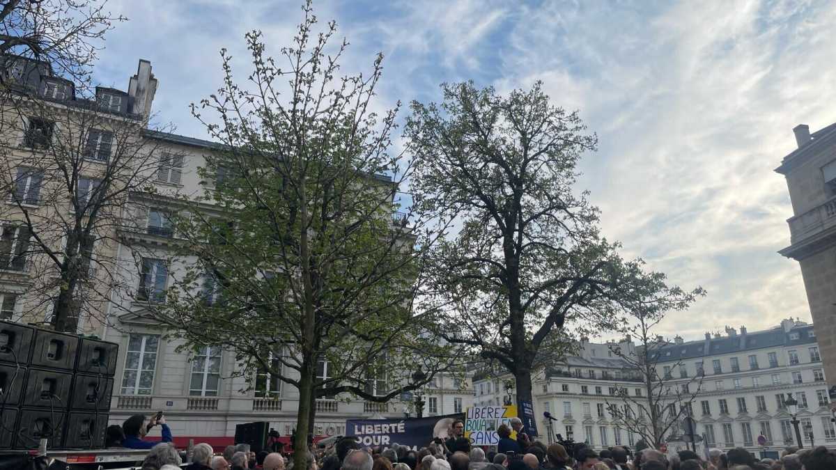 Immagine di Le parole, la solidarietà e una piccola speranza nella piazza per Sansal, a Parigi