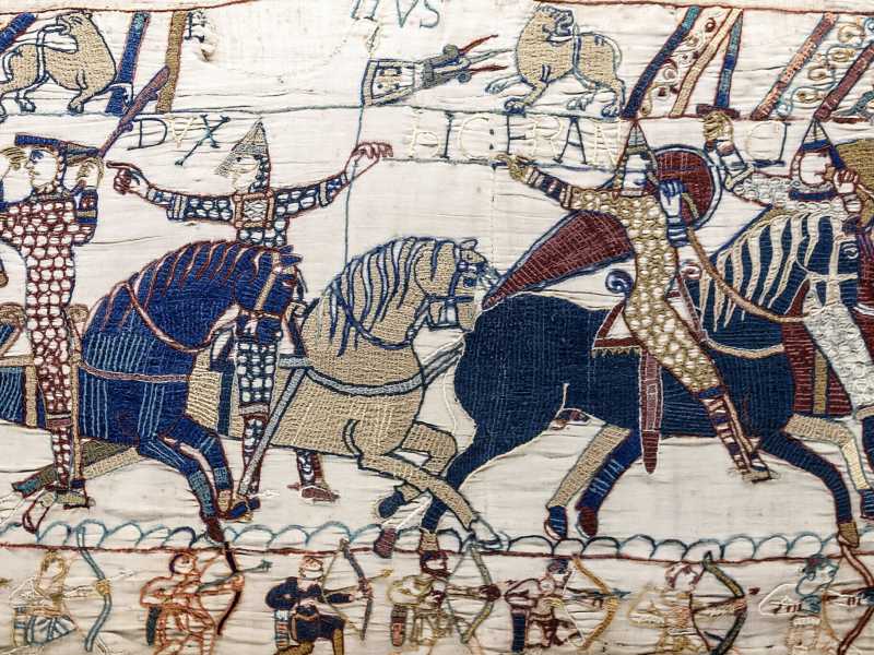 Il duca Guglielmo si toglie l'elmo per farsi riconoscere durante la battaglia di Hastings (Wikimedia commons)